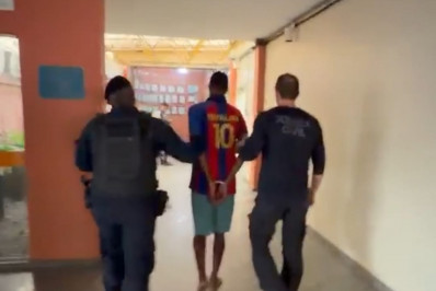 Homem é preso vendendo drogas na Praia do Leblon