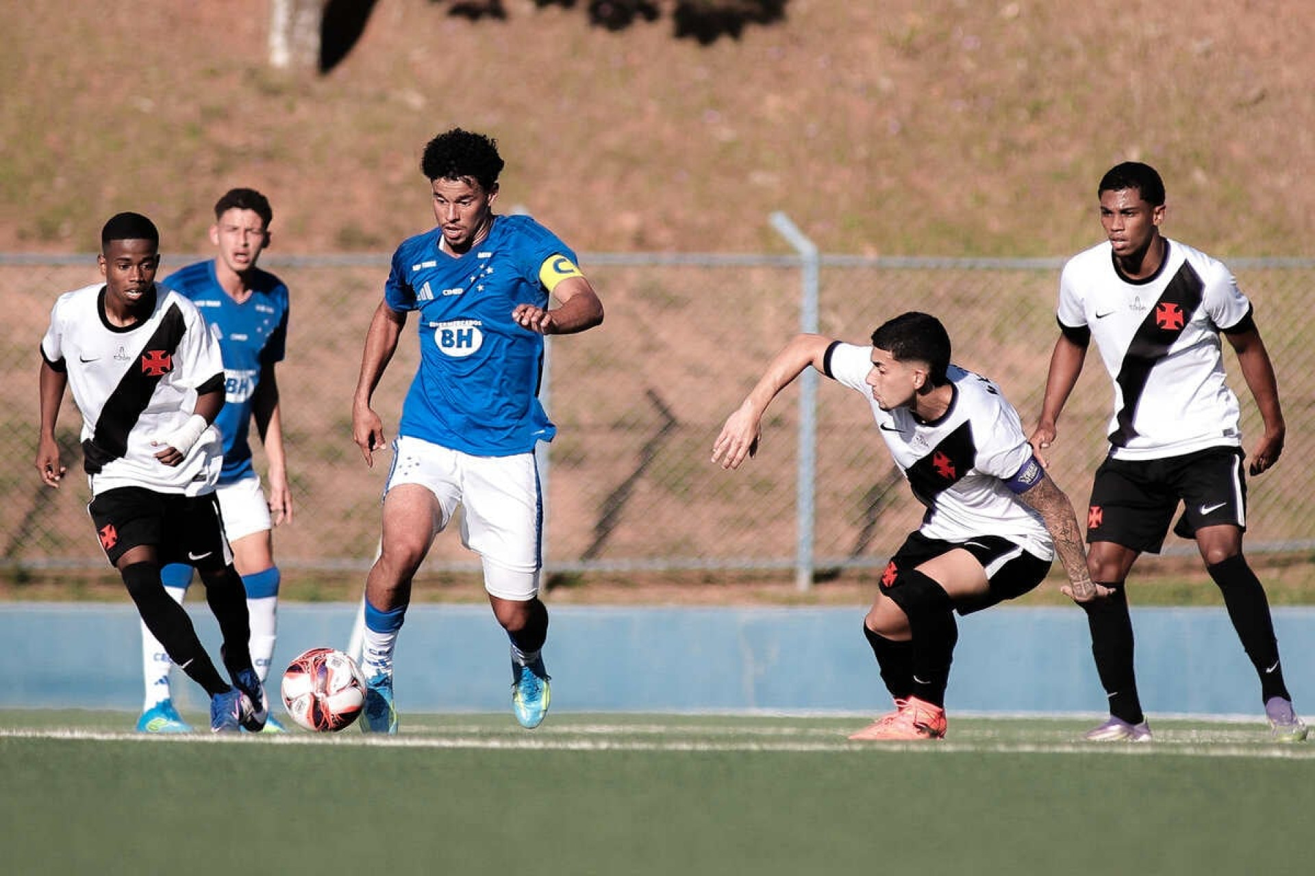 Cruzeiro refor&ccedil;a base com Gustavo In&aacute;cio de 19 anos