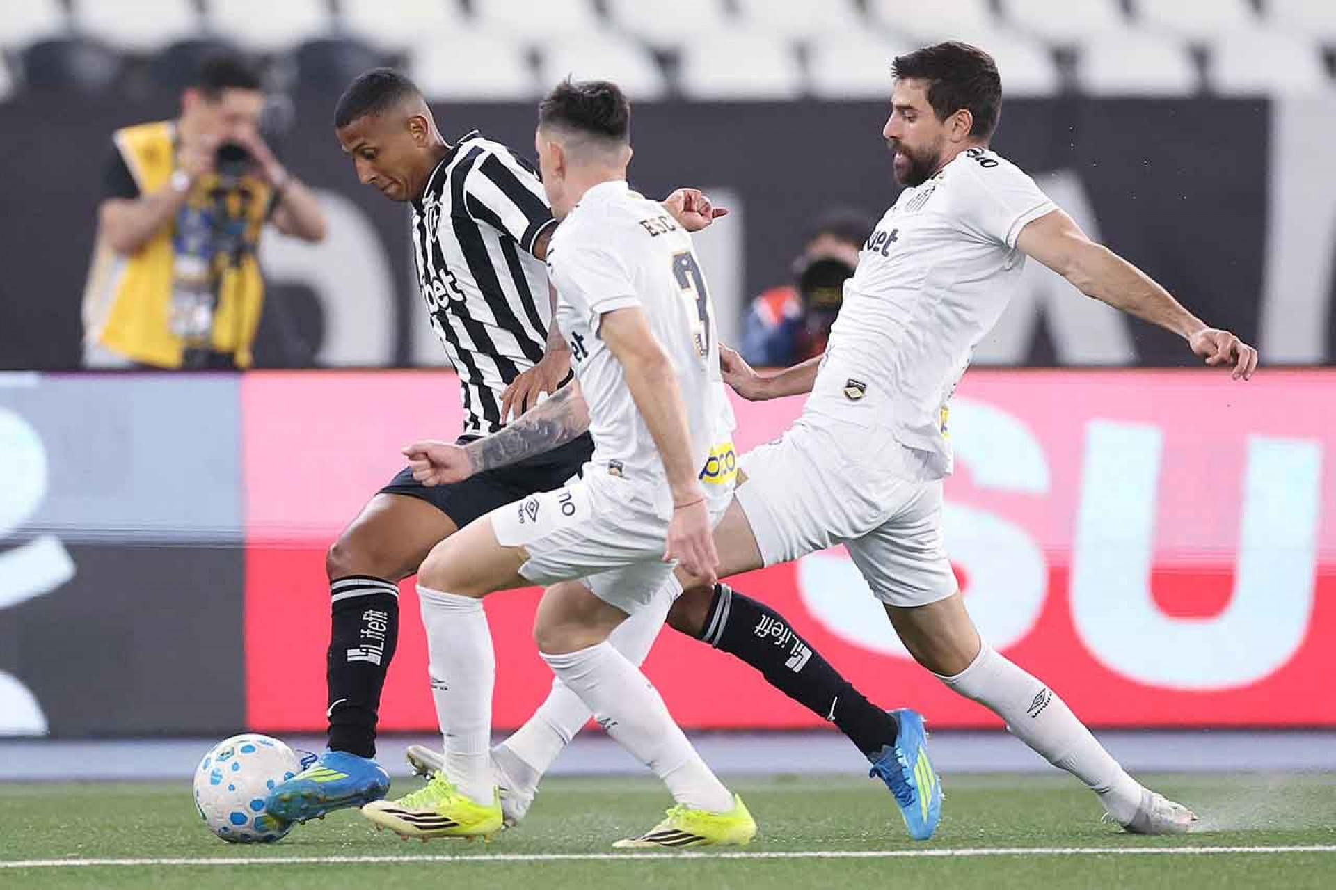 Botafogo anuncia a renova&ccedil;&atilde;o com uma das Joias do Bairro