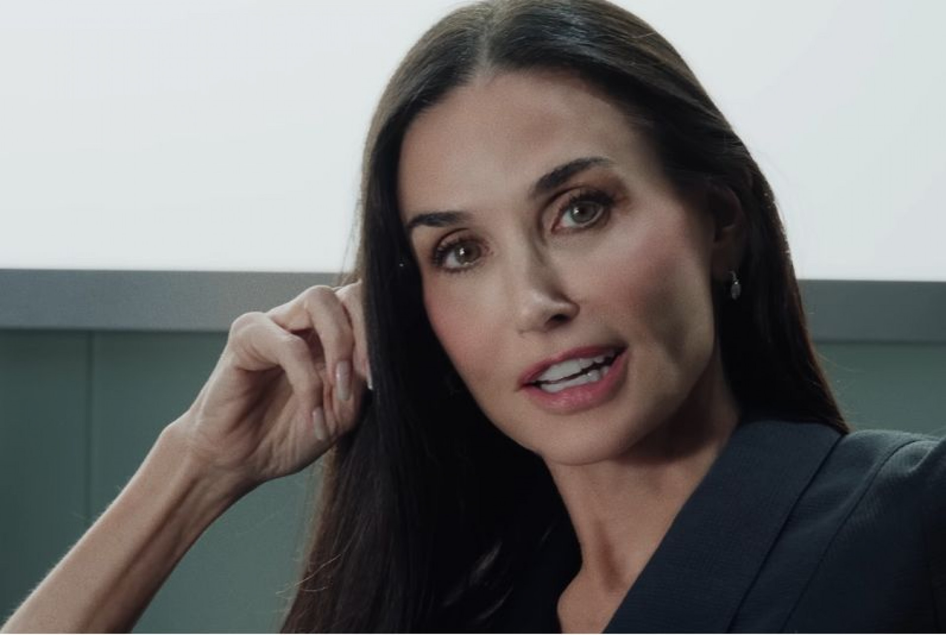 Demi Moore participa de videoclipe do grupo KATSEYE - Reprodução/YouTube