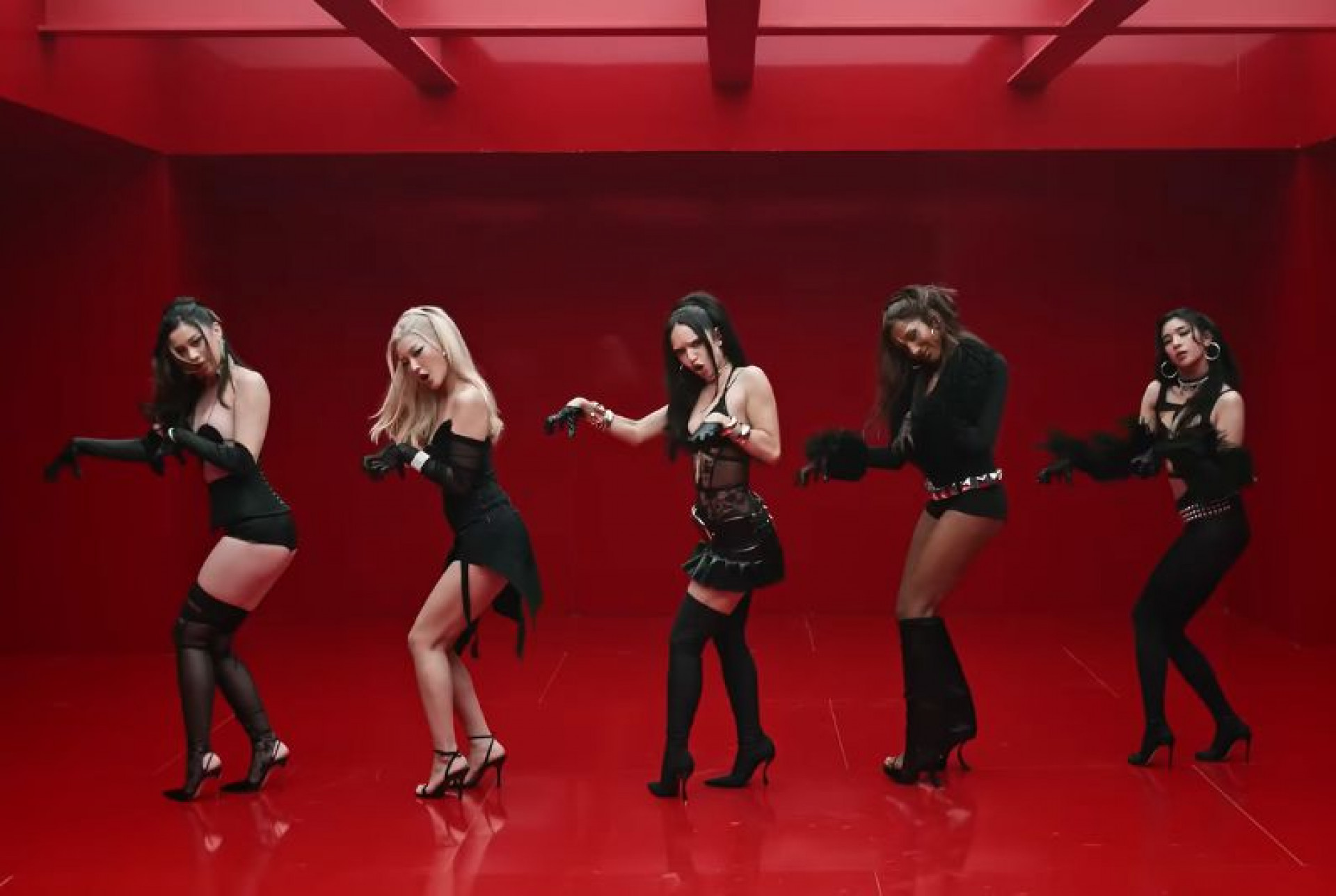 Daniela Avanzini, Lara Raj, Megan Skiendel, Sophia Laforteza e Yoonchae Jeong integraram videoclipe - Reprodução/YouTube