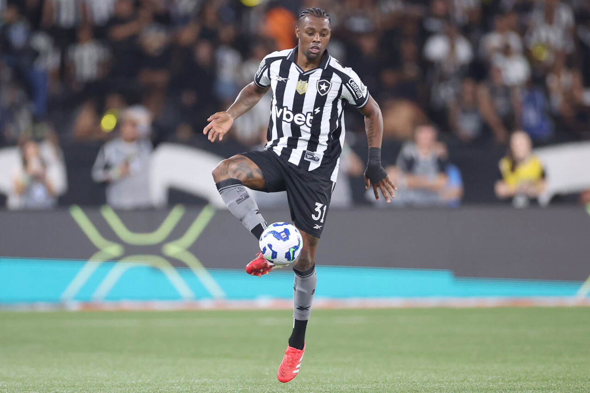 Em processo de recupera&ccedil;&atilde;o, trio do Botafogo volta a trabalhar no gramado