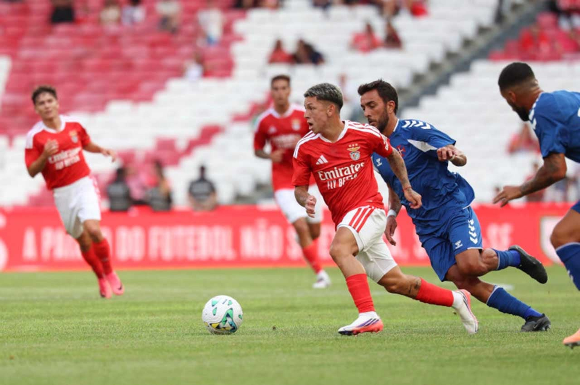 Benfica goleia o Belenenses em amistoso antes de decis&atilde;o na Liga Europa