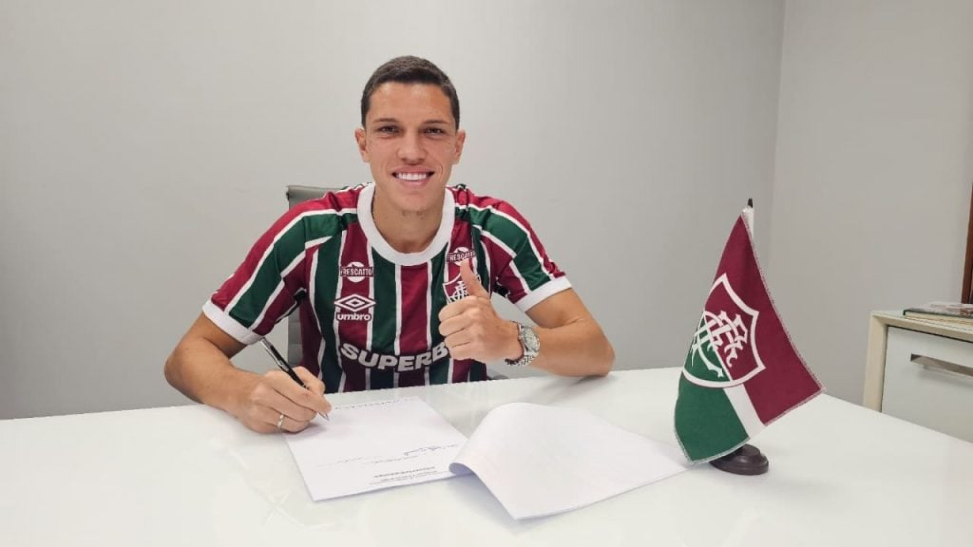 Fluminense confirma venda do zagueiro Davi Schuindt