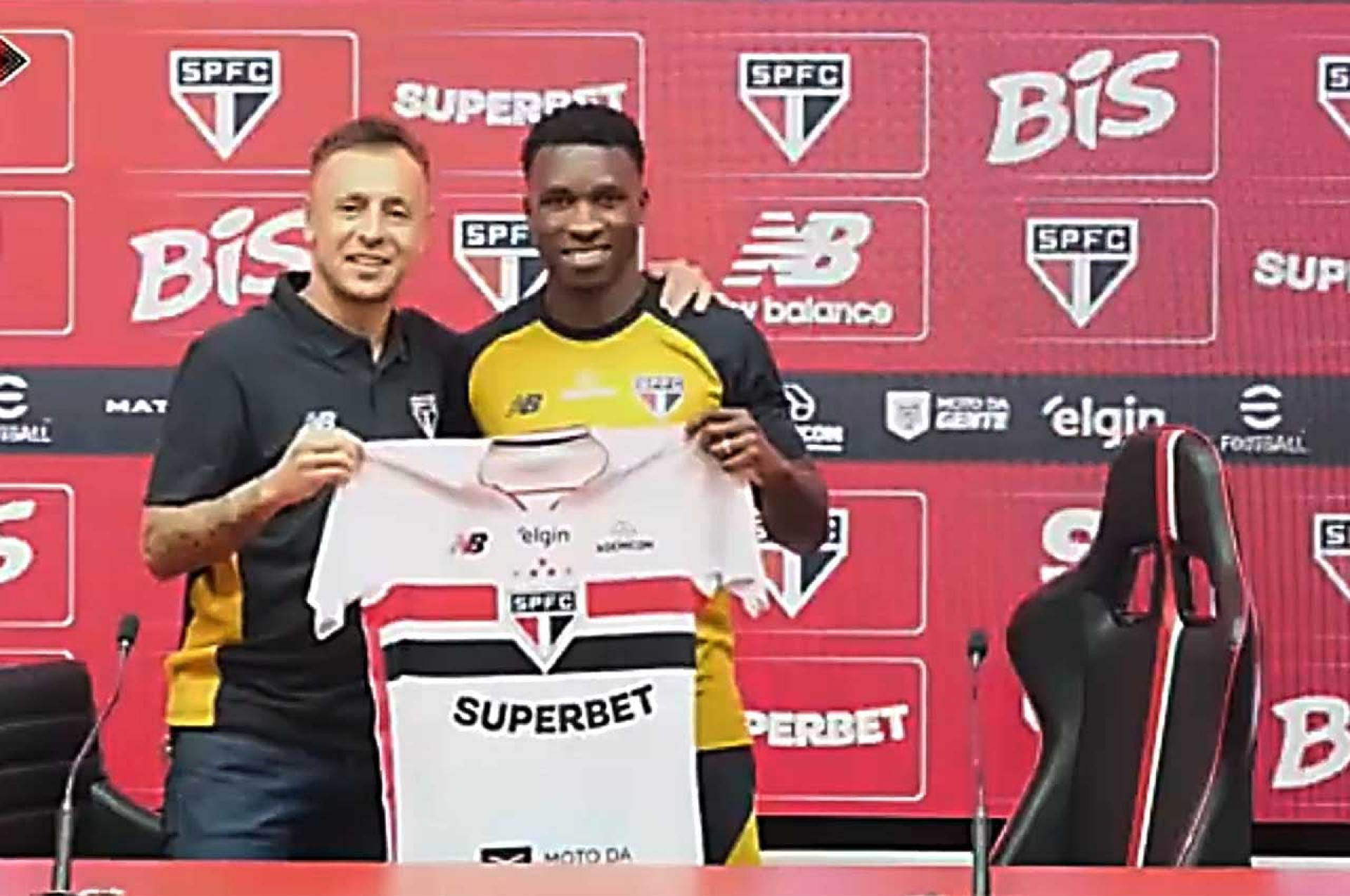 Buta &eacute; apresentado no S&atilde;o Paulo e define posi&ccedil;&atilde;o ideal: “Me sinto melhor como lateral”