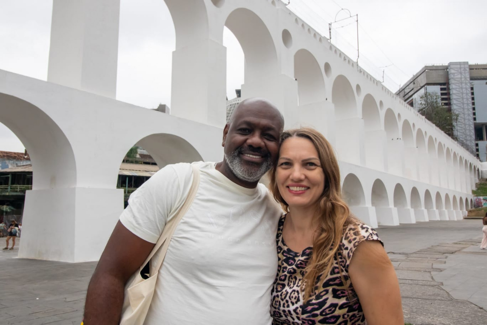 Hélio e Cristiane Gomes aproveitaram para passear pelos Arcos da Lapa - Érica Martin / Agência O Dia