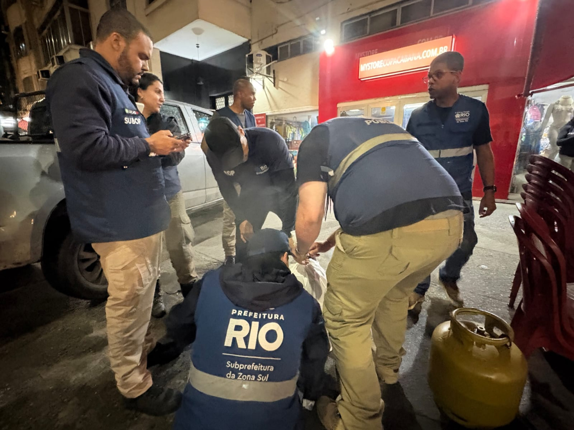Operação de ordenamento retirou três toneladas de entulho e desobstruiu calçadas em Copacabana - Carolina Castanho/ Subprefeitura da Zona Sul