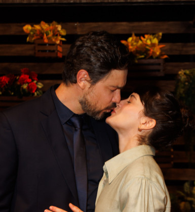 Bianca Bin e Sergio Guizé se beijam nos bastidores de espetáculo