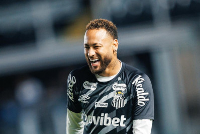 Após críticas, Neymar faz alusão ao pôquer em comemoração de gol