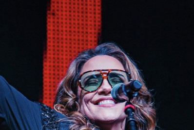 Ana Carolina perde a paciência e xinga a equipe no palco