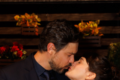 Bianca Bin e Sergio Guizé se beijam nos bastidores de espetáculo