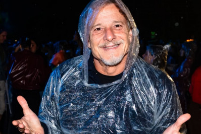 Famosos curtem shows no Festival de Inverno sob chuva no Rio