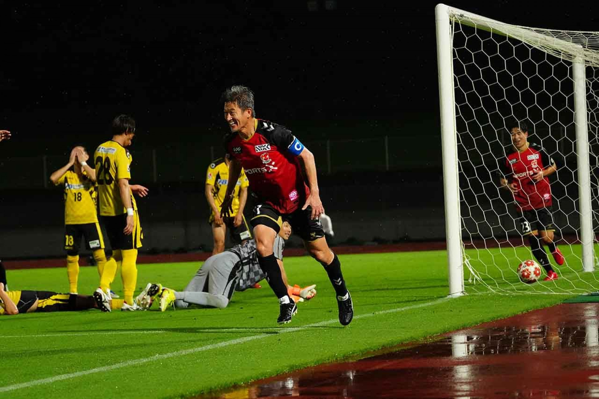 V&iacute;deo: aos 59 anos, Kazu Miura faz com gol e bate incr&iacute;vel recorde mundial