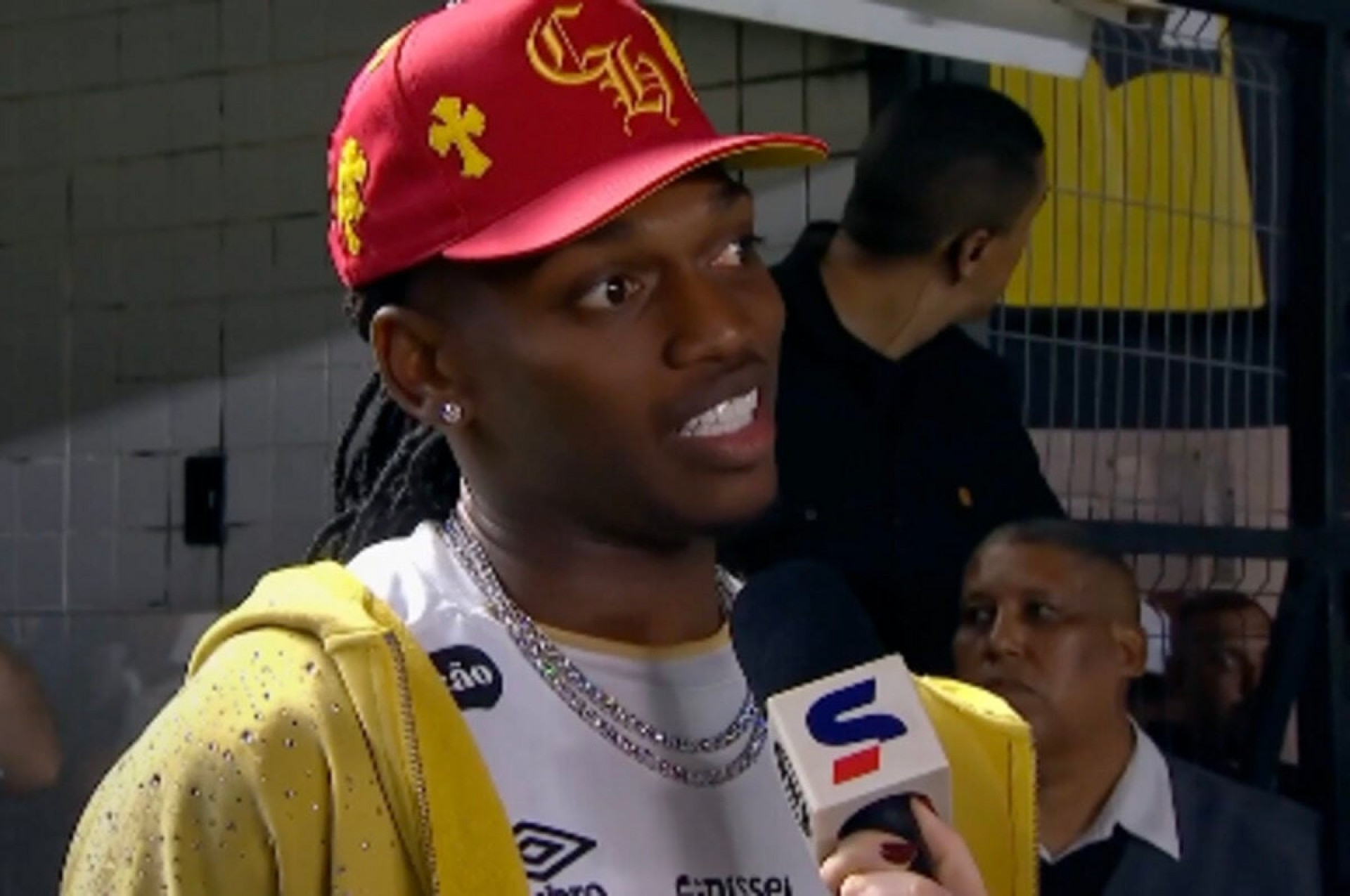 Rafael Le&atilde;o, do Milan, assiste jogo do Santos na Vila e ganha camisa de Neymar