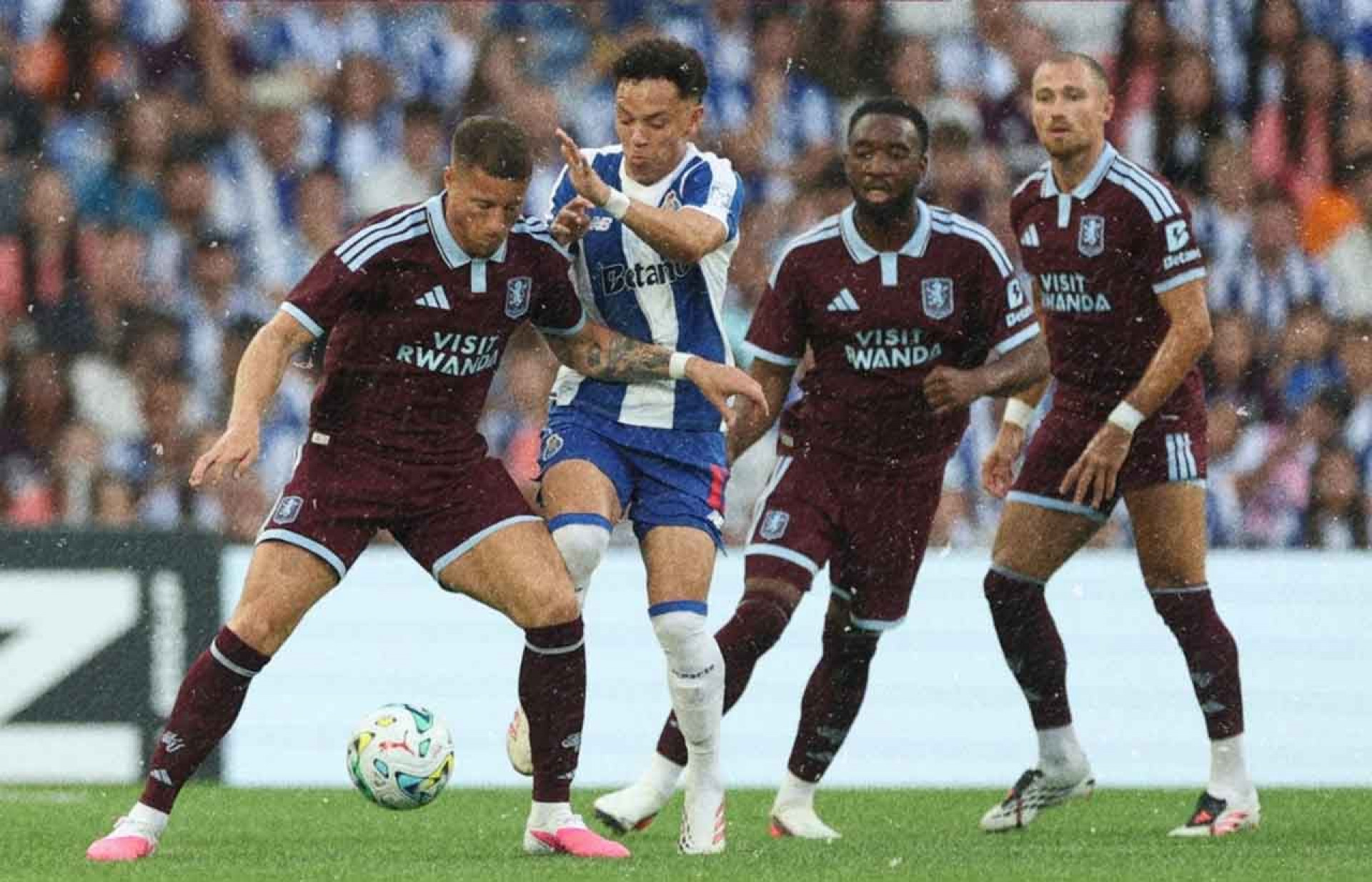 Com gol brasileiro, Porto vence amistoso com o Aston Villa