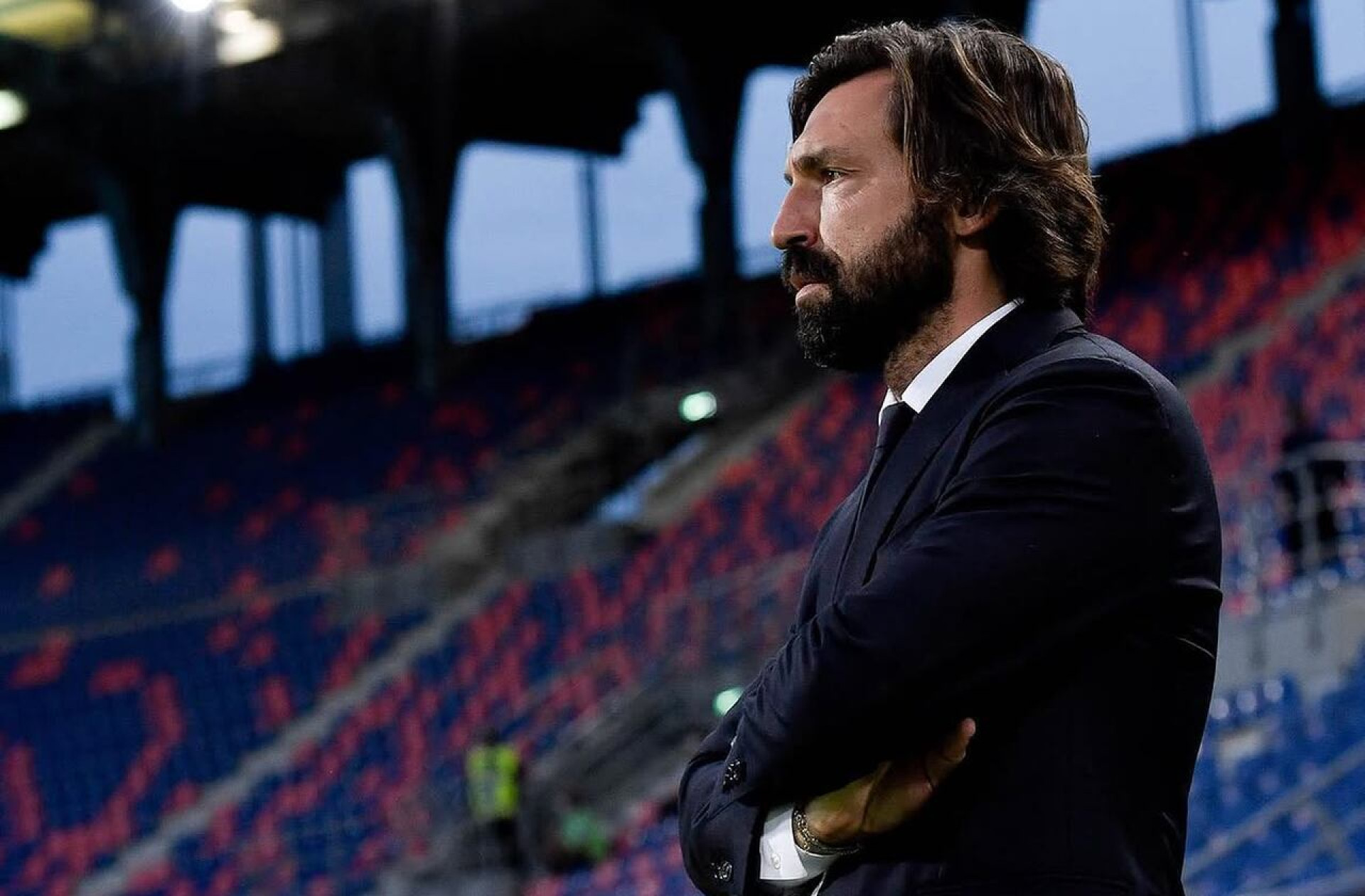 Patroc&iacute;nio de casa de apostas coloca Pirlo no centro de pol&ecirc;mica pol&iacute;tica