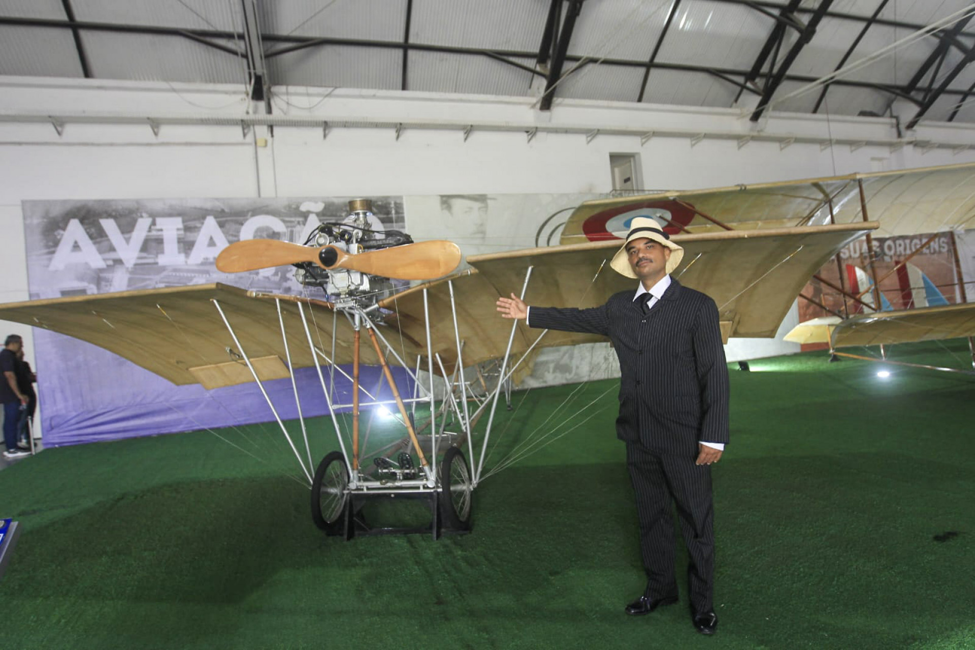 Caracterizado de Santos Dumont, 1º tenente Giovanni Augusto circula pelo Musal - Reginaldo Pimenta / Agência O DIA