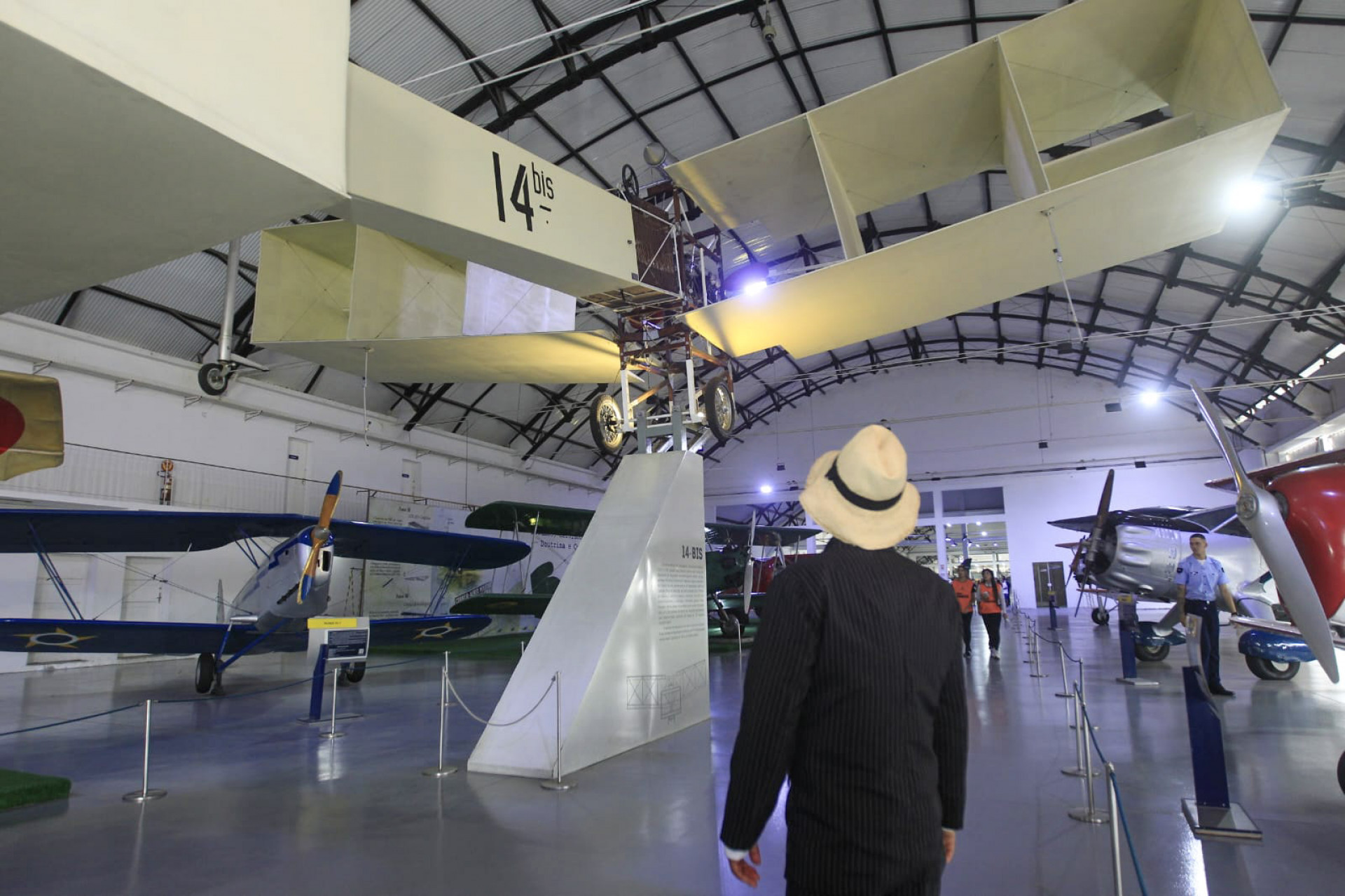 Caracterizado de Santos Dumont, 1º tenente Giovanni Augusto circula pelo Musal - Reginaldo Pimenta / Agência O DIA
