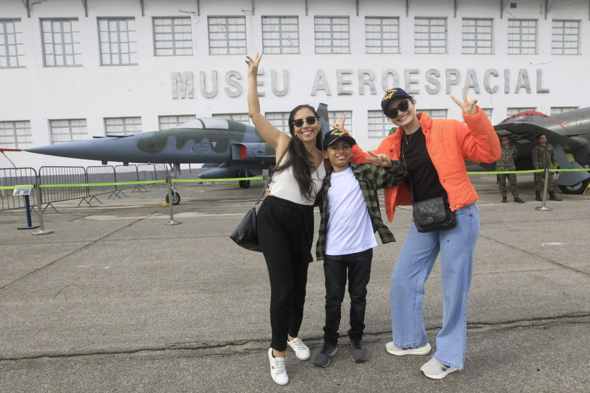 Carolina Flores, Bruna Flores e Carlos Eduardo se divertiram no evento - Reginaldo Pimenta / Agência O DIA