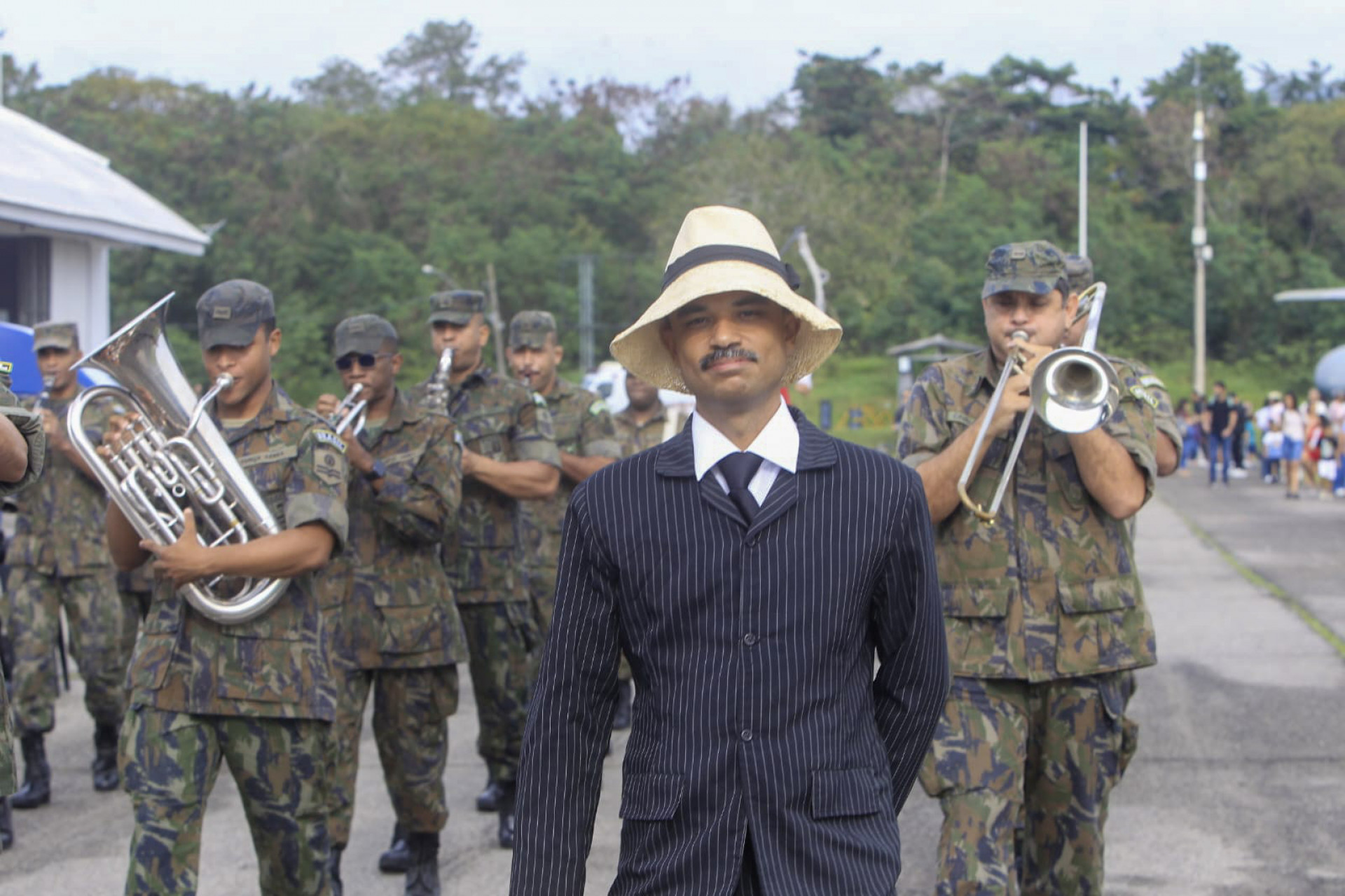 Caracterizado de Santos Dumont, 1º tenente Giovanni Augusto circula pelo Musal - Reginaldo Pimenta / Agência O DIA