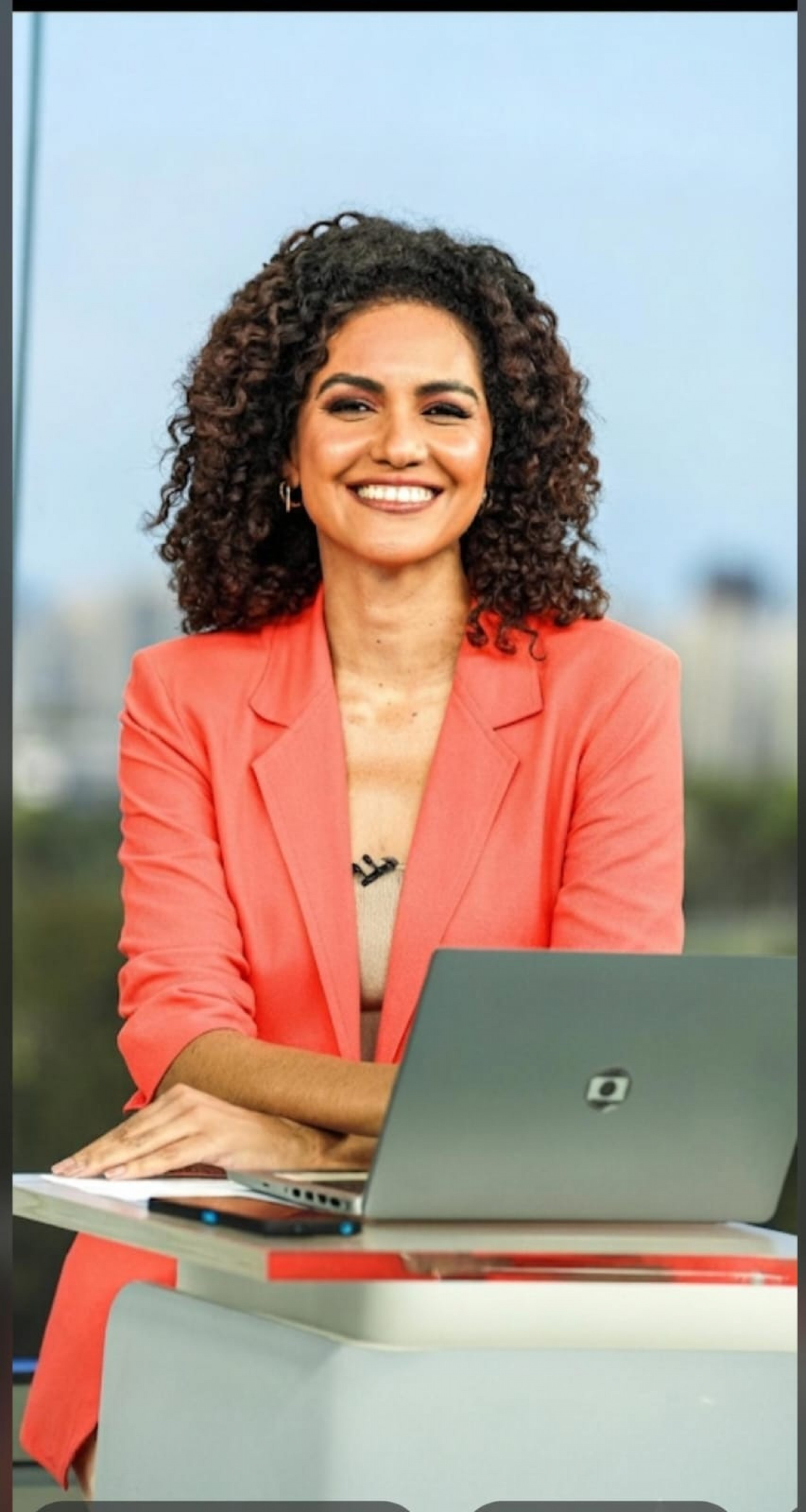 Ana Paula Santos: Jornalista e apresentadora, com mais de duas décadas de carreira e passagens de destaque na TV Globo, incluindo o Profissão Repórter. - Foto: Reprodução/ Globo