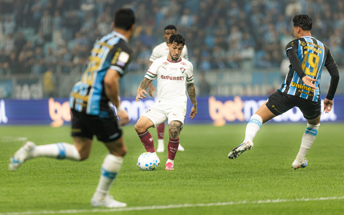 Lucho Acosta não fez bom jogo em Grêmio x Fluminense