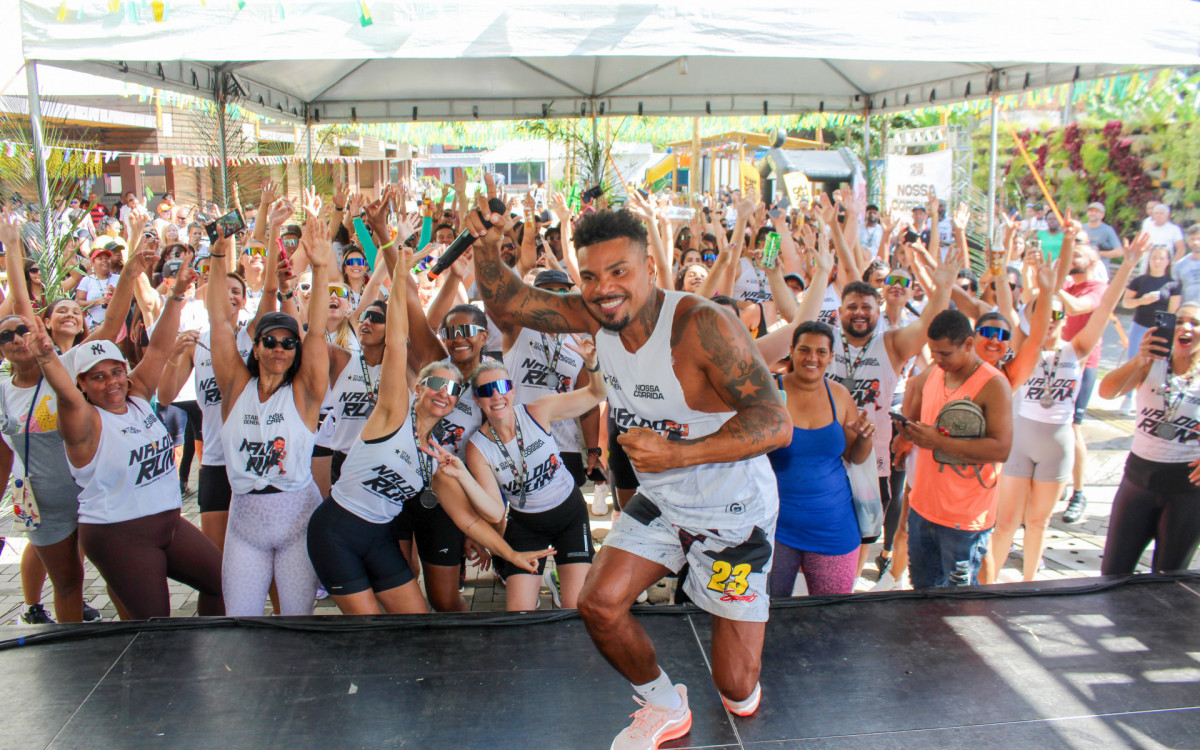 Cantor Naldo cantou seus sucessos no final do percurso de 4km na Naldo Run em Guapimirim