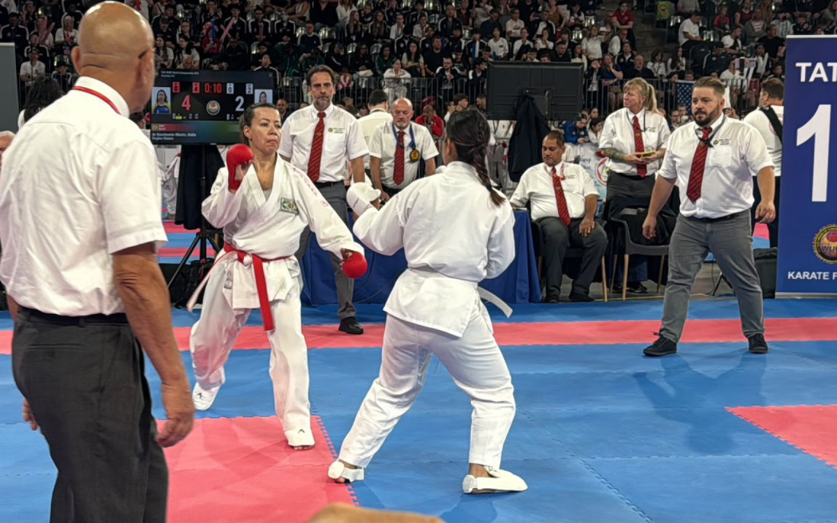 N&aacute;dia ( (E) brilha no mundial de Karat&ecirc;