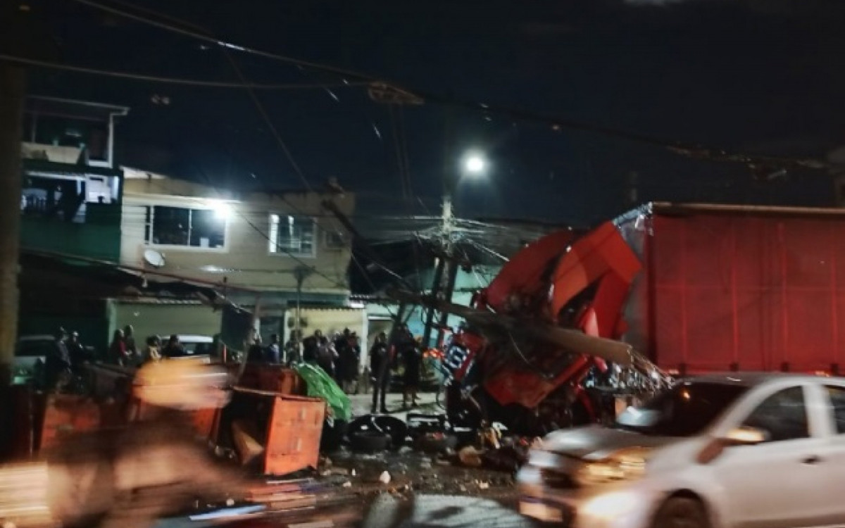 Cabine do motorista e poste ficaram destruídos em acidente