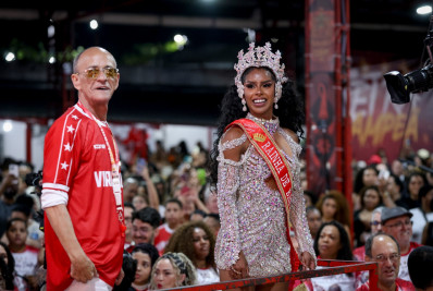 Bellinha Delfim recebe coroa da Viradouro e vídeo de Juliana Paes