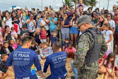 Tartaruga reabilitada volta ao mar e transforma praia de Rio das Ostras em palco de conscientização
