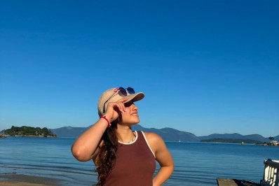 Laura Pires curte férias em Angra antes de voltar aos EUA
