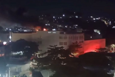 Vídeo: Incêndio atinge loja na Ilha do Governador
