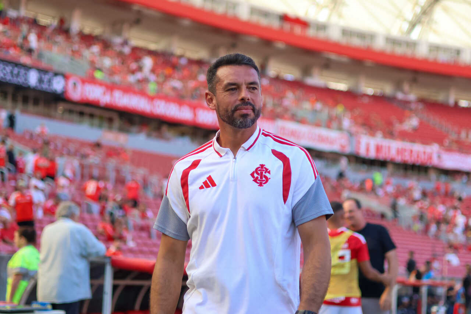 Auxiliar do Internacional se desculpa por tirar F&eacute;lix Torres ap&oacute;s falha em gol