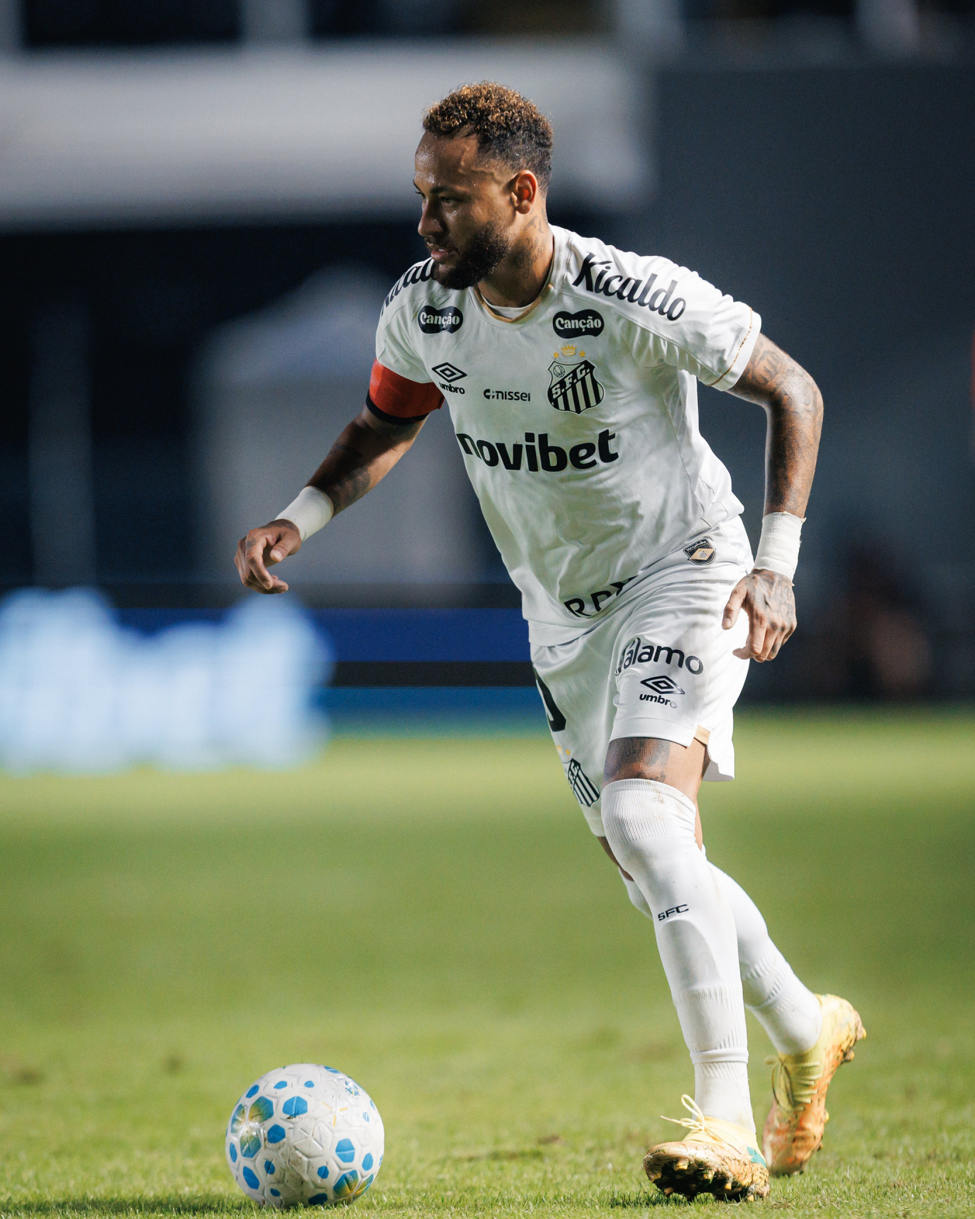 Neymar balan&ccedil;ou as redes duas vezes contra a Chapecoense, no &uacute;ltimo s&aacute;bado (25)