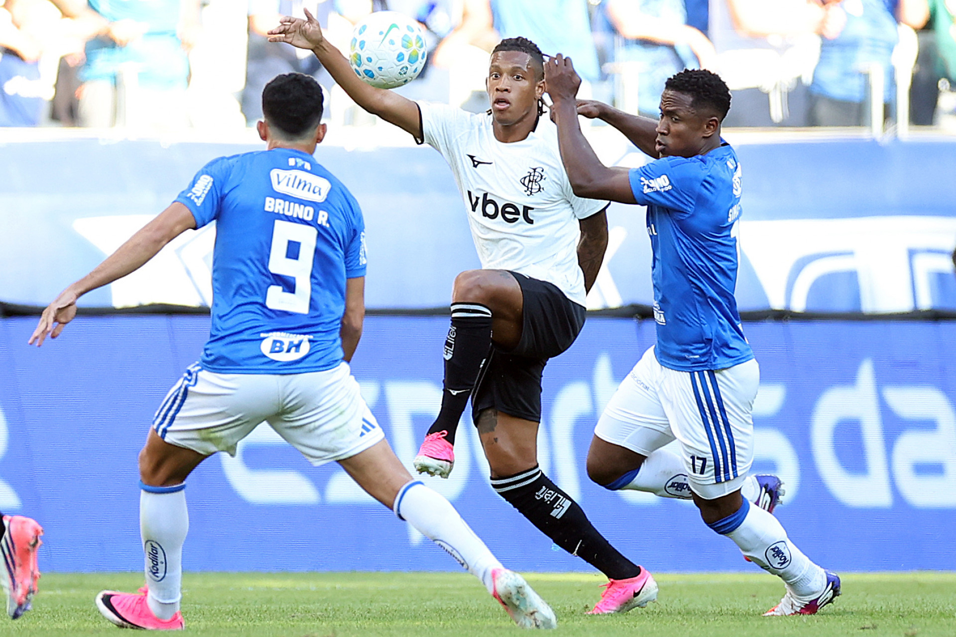 Danilo tenta superar a marca&ccedil;&atilde;o em Cruzeiro x Botafogo - Vitor Silva / Botafogo