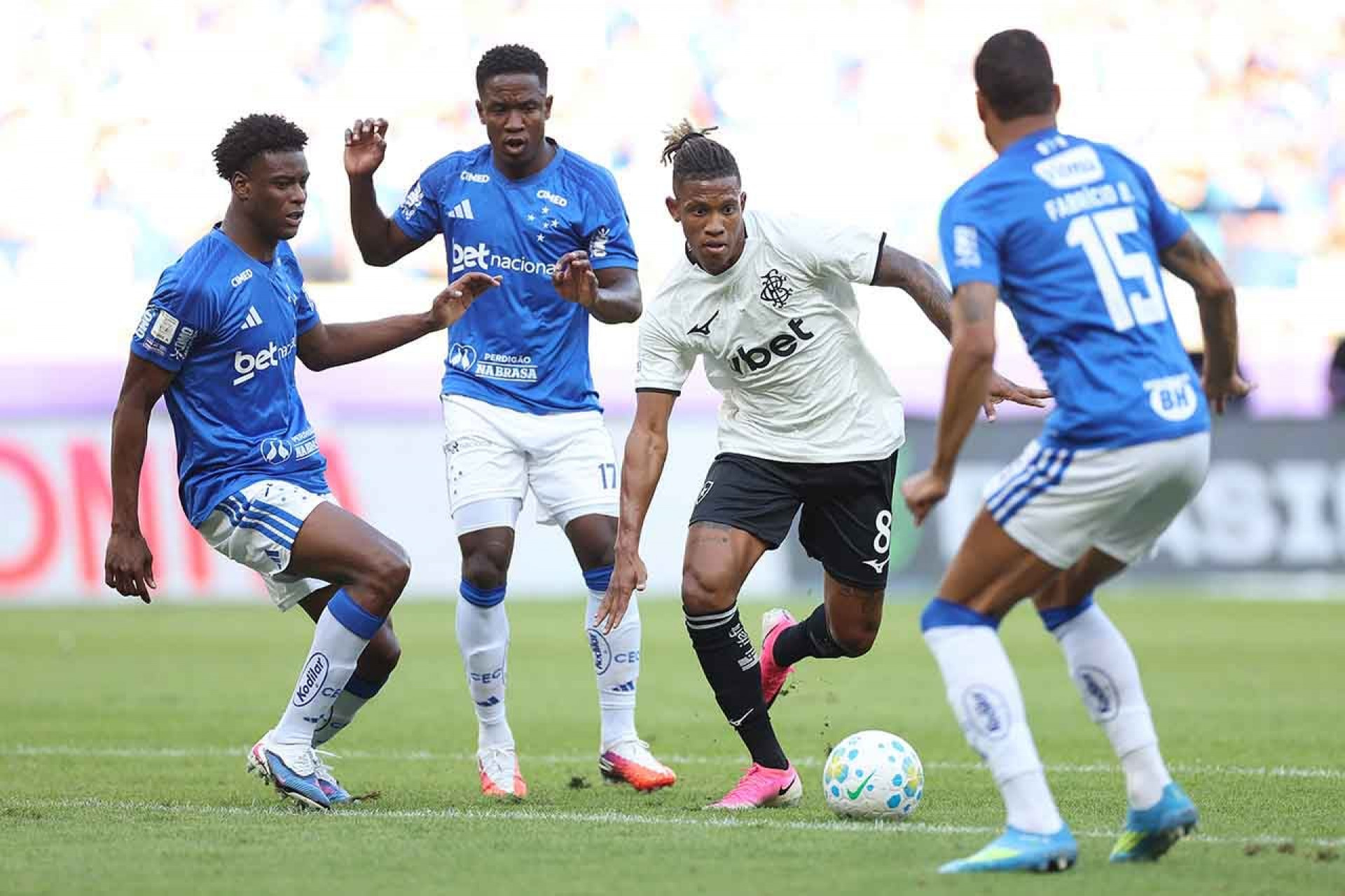 Fagner v&ecirc; dom&iacute;nio do Cruzeiro sobre o Botafogo e pede paci&ecirc;ncia &agrave; torcida