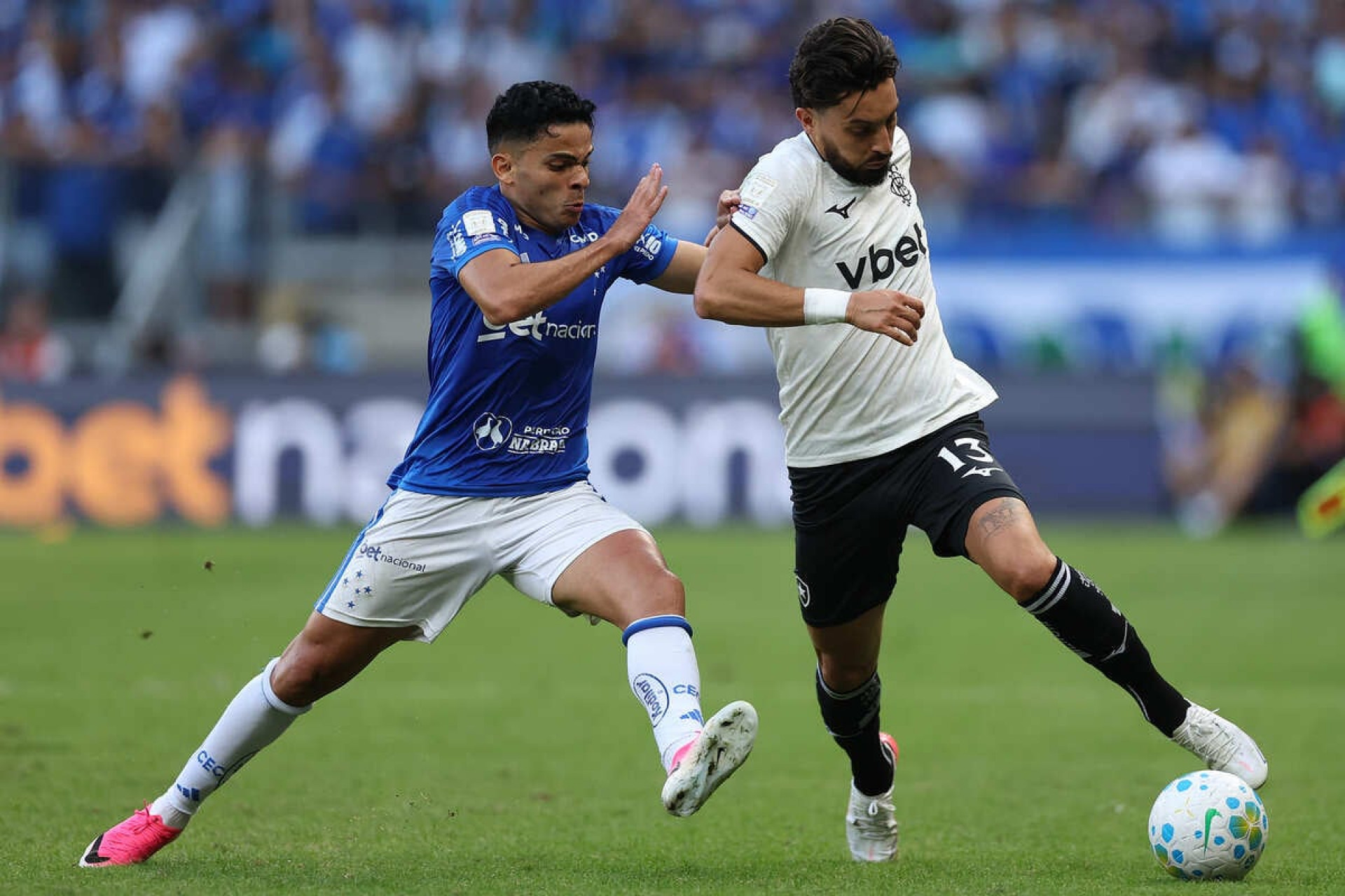 Artur Jorge pede refor&ccedil;os e alerta para desfalques no Cruzeiro