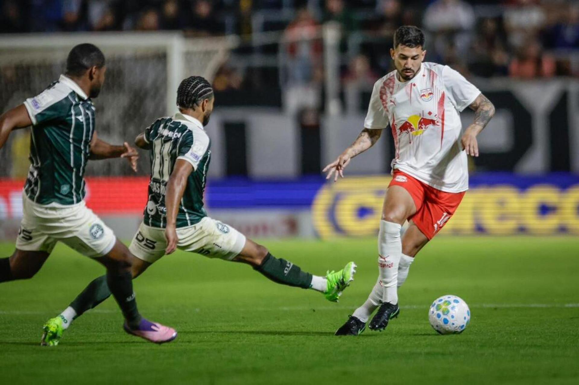 Em jogo com poucas emo&ccedil;&otilde;es, Bragantino e Coritiba ficam no empate