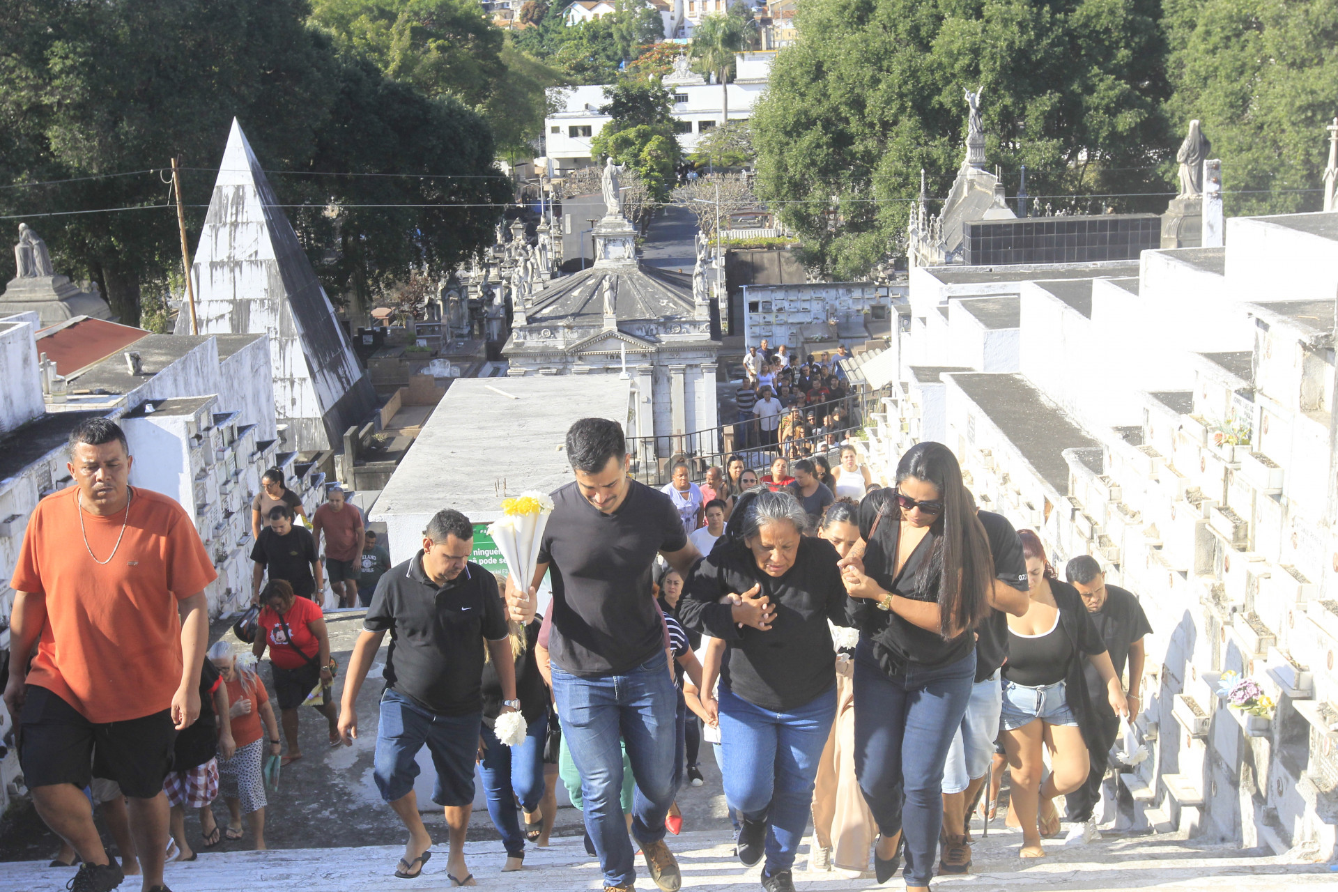 Familiares e amigos do idoso Z&eacute; Badu (no detalhe) estavam aos prantos durante o enterro
