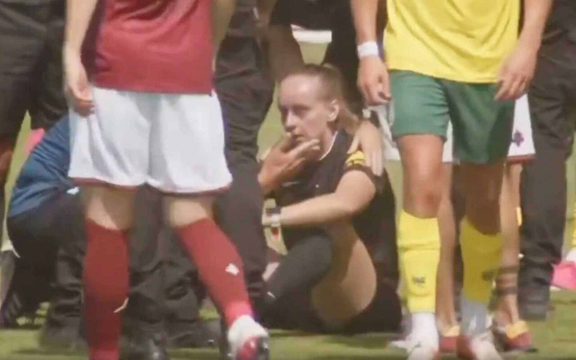 V&iacute;deo: &aacute;rbitra &eacute; “nocauteada” em briga durante amistoso e precisa ser substitu&iacute;da