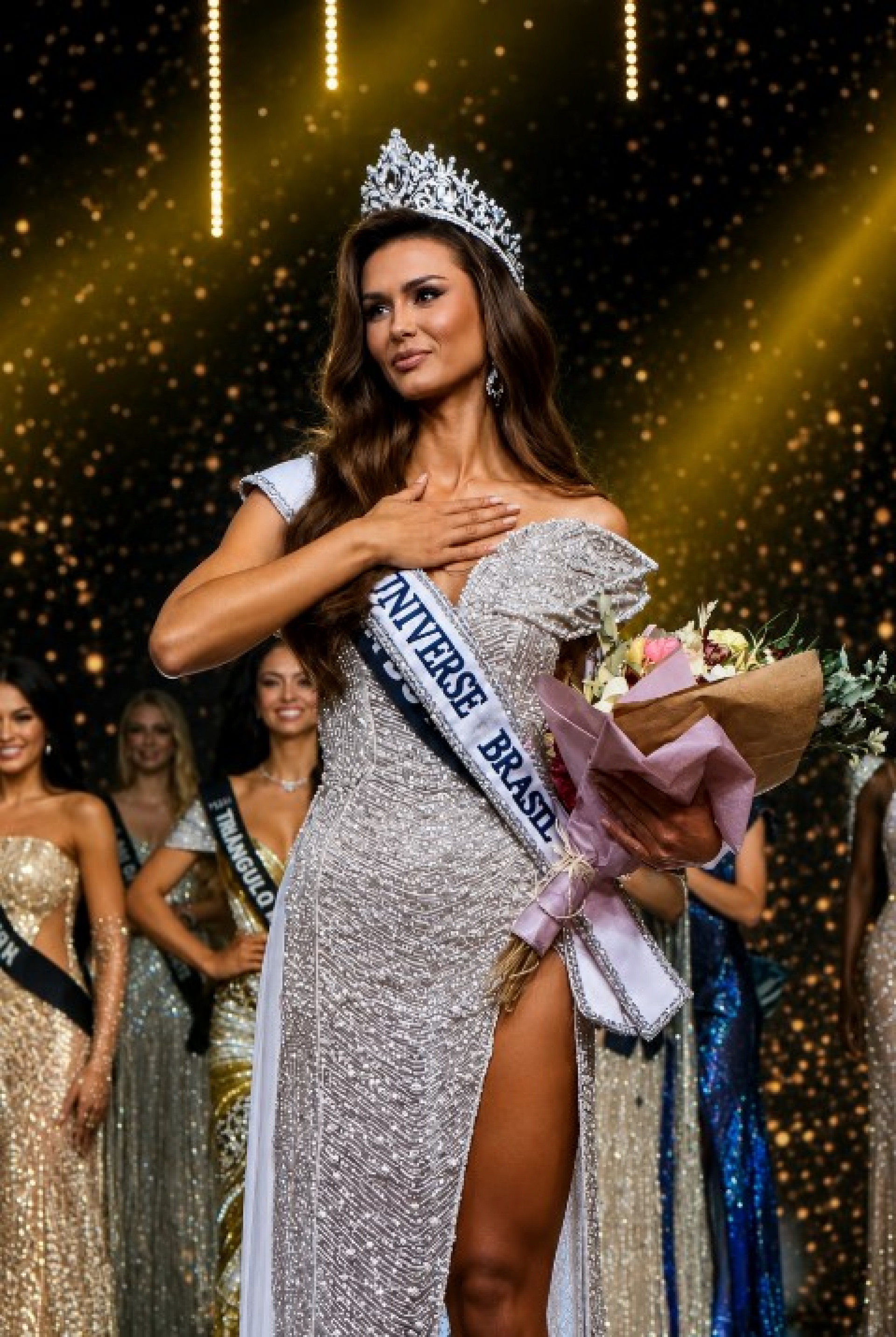 Marcella Kozinski celebra a conquista da faixa e da coroa de Miss Universe Brasil 2026   