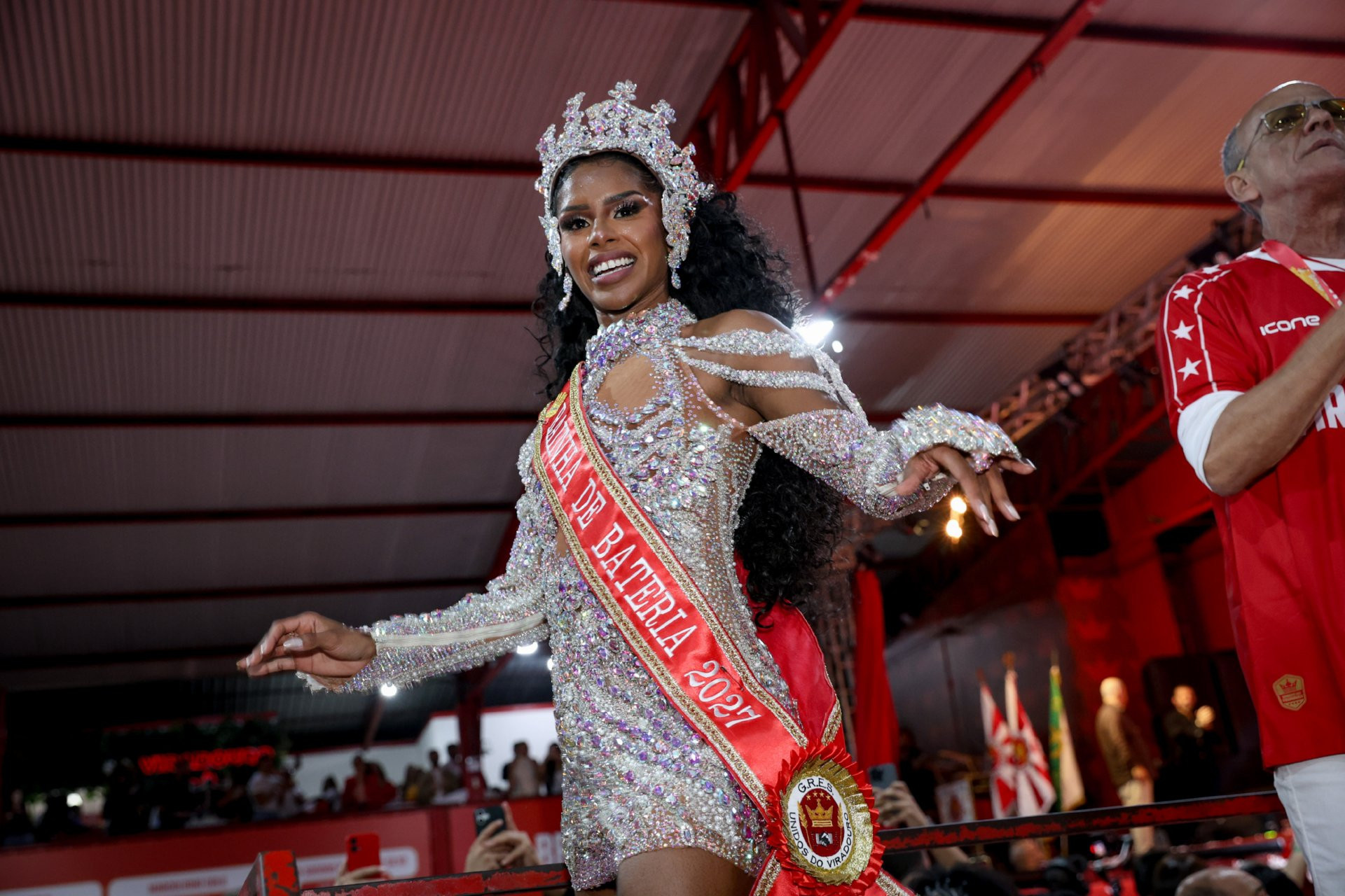 Nova rainha da Viradouro, Bellinha Delfim chora ao ser coroada por Mestre Ciça - Daniel Pinheiro/Brazil News