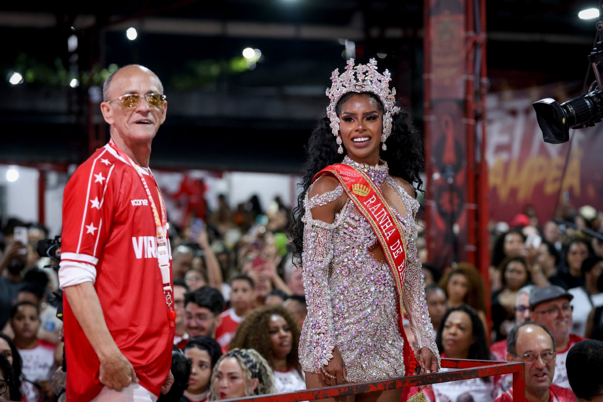 Nova rainha da Viradouro, Bellinha Delfim chora ao ser coroada por Mestre Ciça - Daniel Pinheiro/Brazil News
