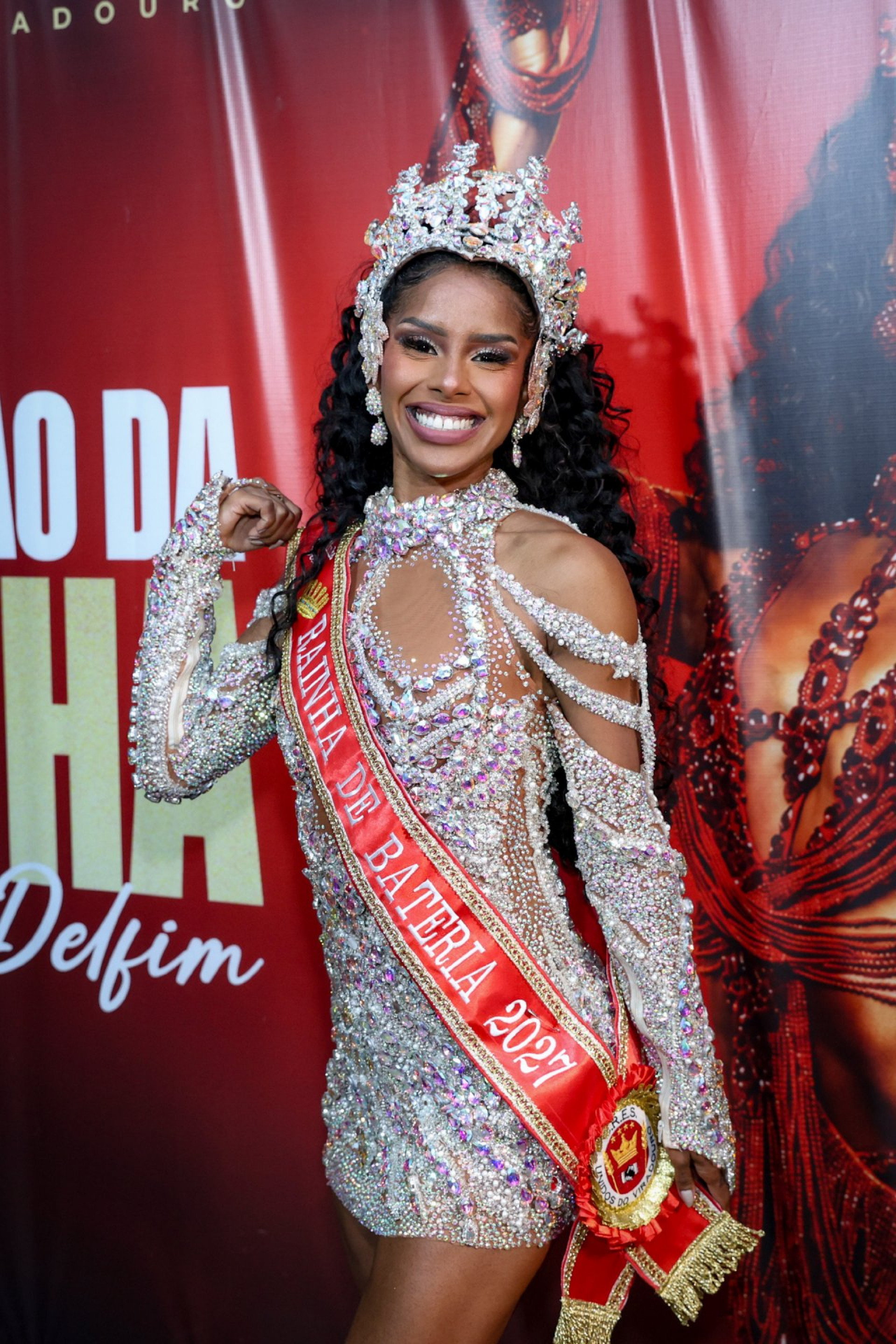 Nova rainha da Viradouro, Bellinha Delfim chora ao ser coroada por Mestre Ciça - Daniel Pinheiro/Brazil News