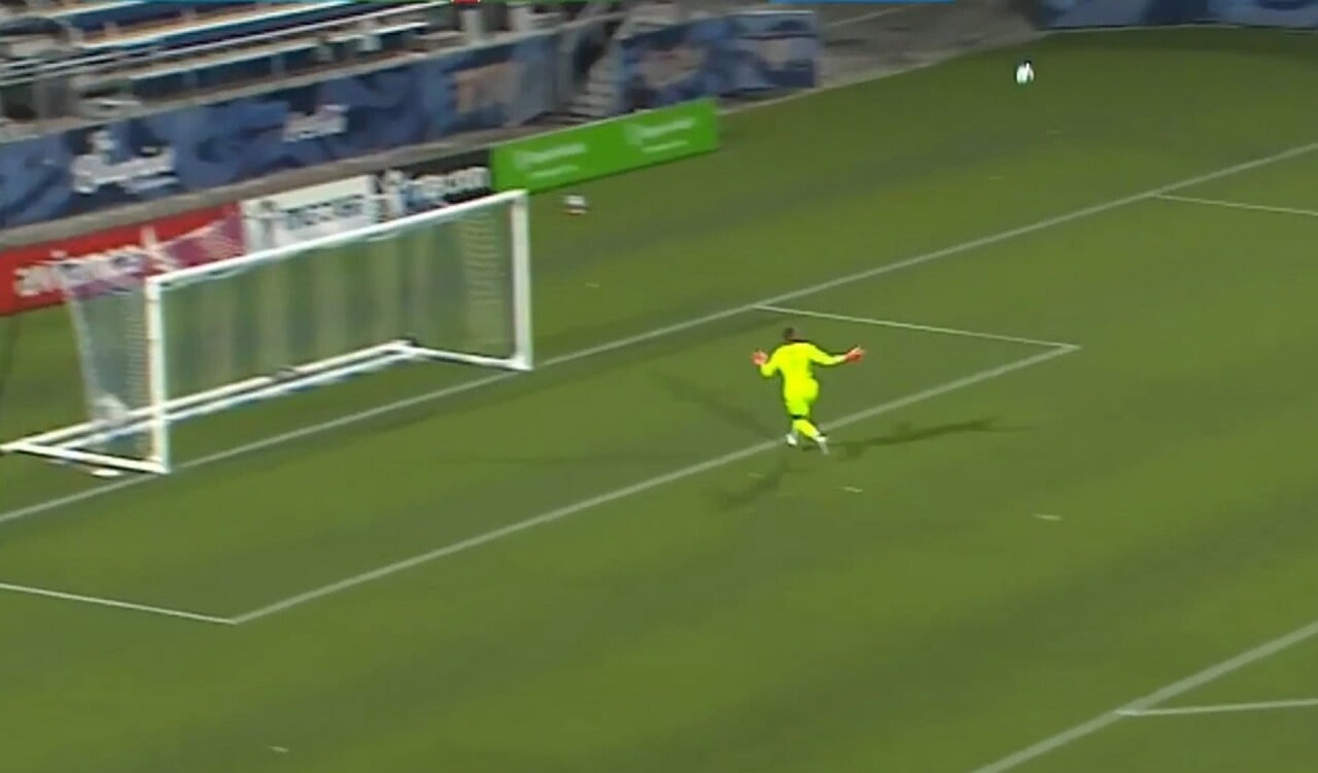 V&iacute;deo: her&oacute;i de Cura&ccedil;ao na Copa, goleiro sofre gol do meio do campo nos EUA