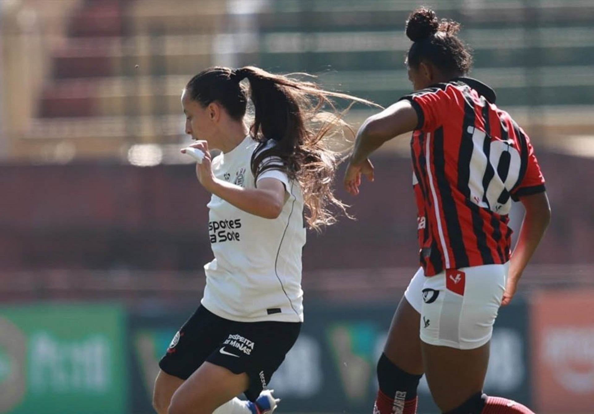 Corinthians goleia o Vit&oacute;ria e lidera tabela do Brasileir&atilde;o Feminino