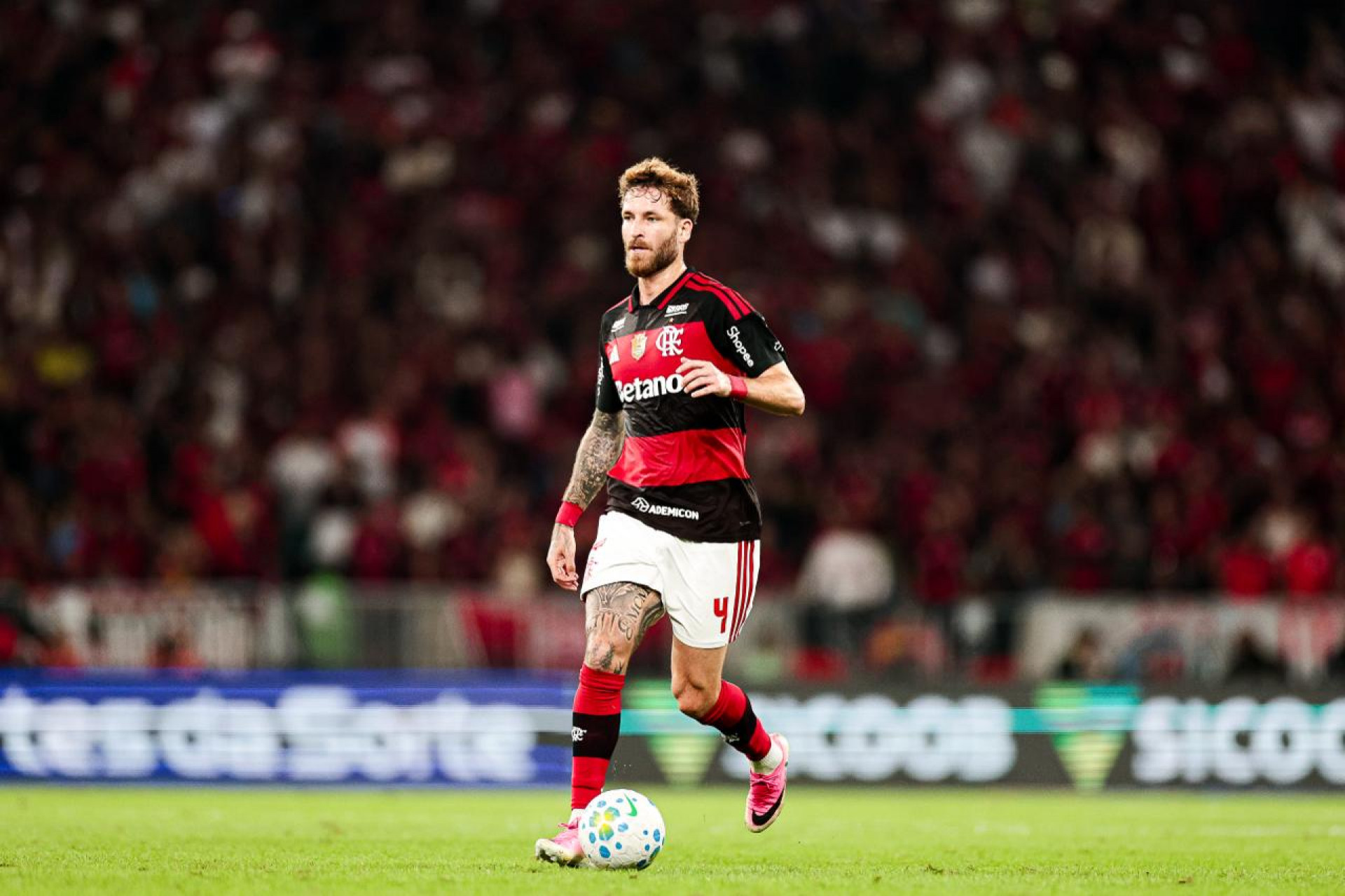 Léo Pereira em ação na partida do Flamengo contra o São Paulo - Gilvan de Souza / Flamengo