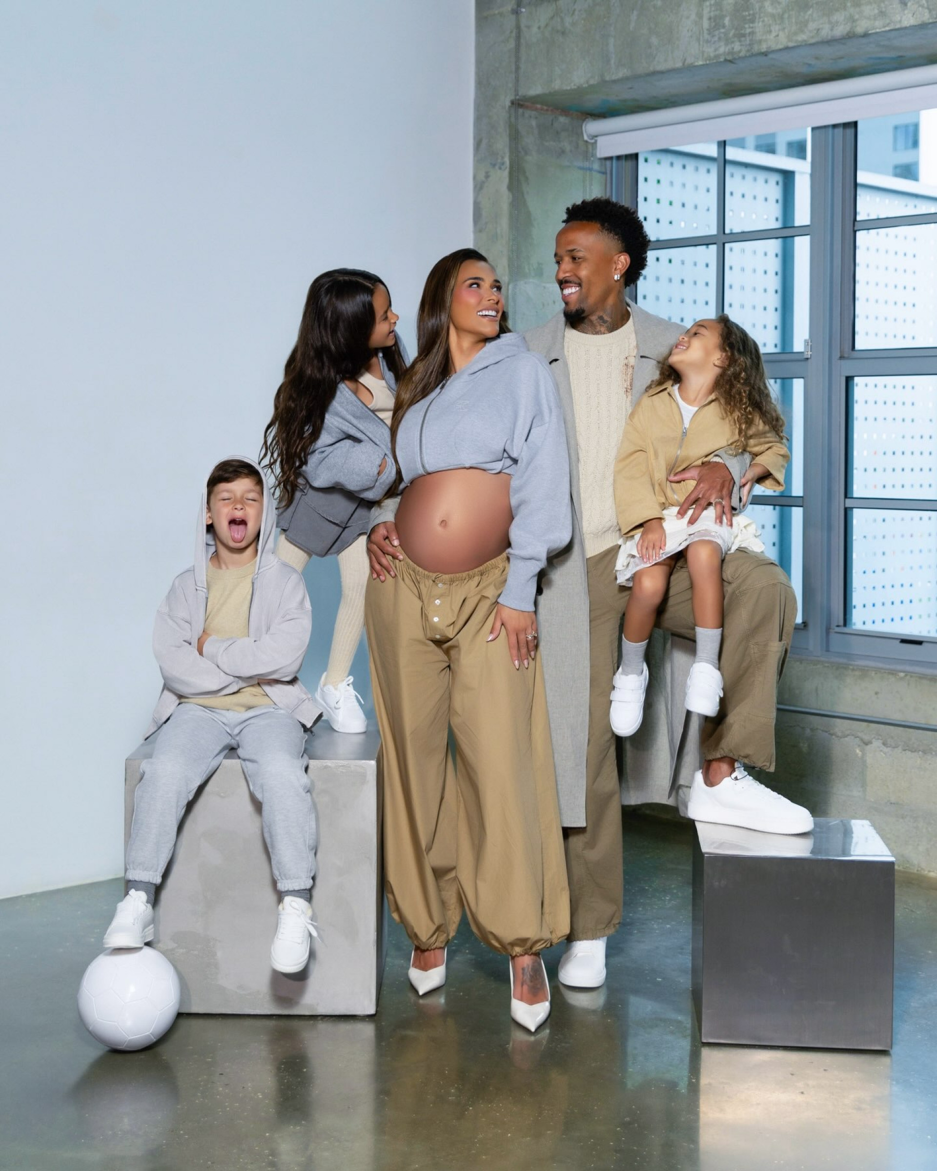 Tainá Militão exibe barrigão em fotos com Éder e os filhos - Reprodução / Instagram