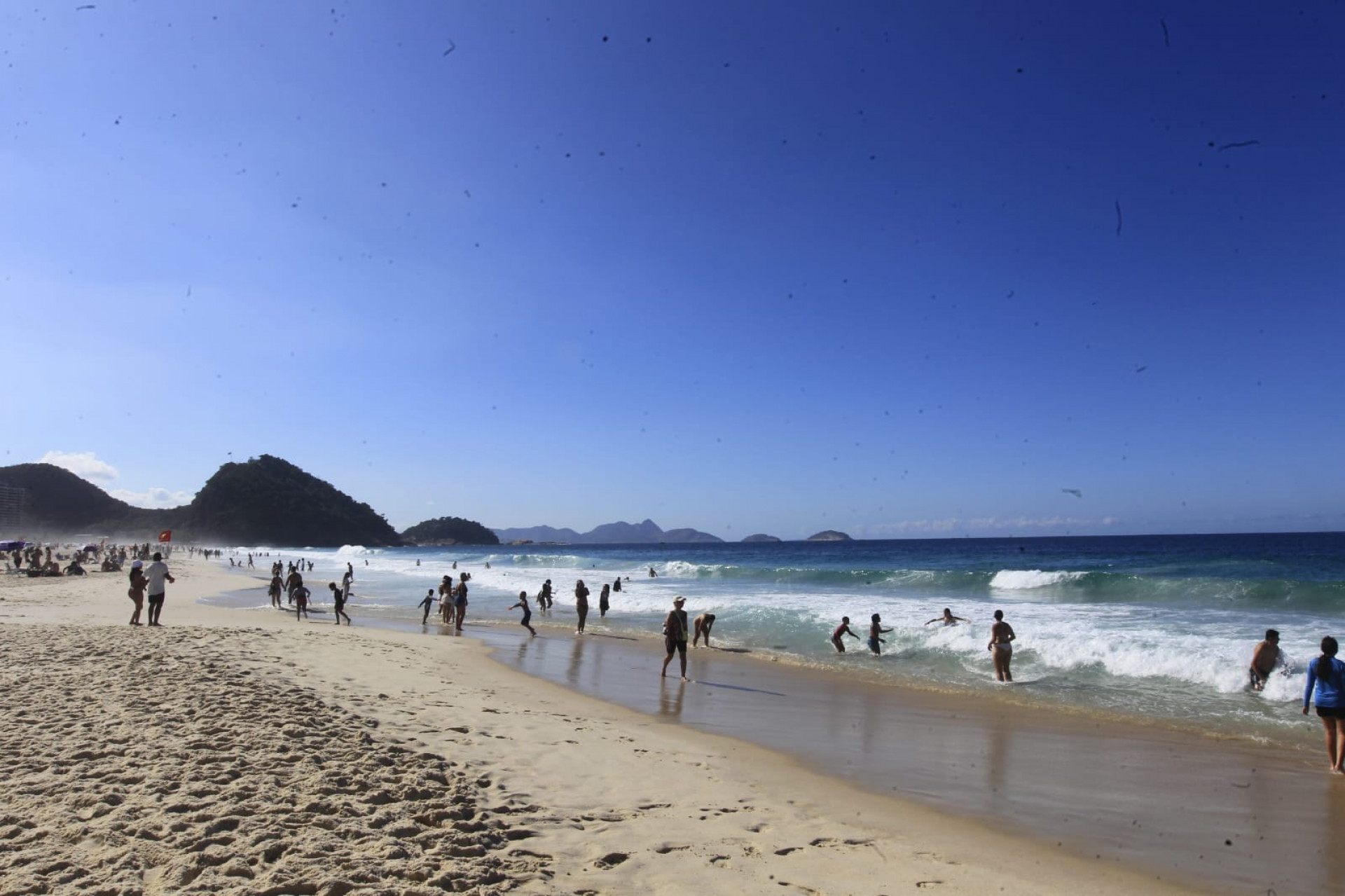 Cariocas e turistas aproveitam o domingo (26) ensolarado na praia de Copacabana - Reginaldo Pimenta / Agência O DIA